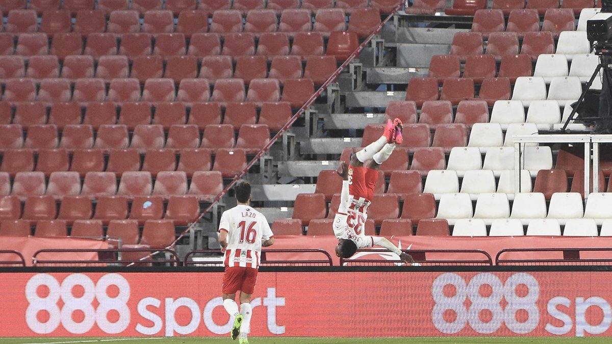 Largie Ramazani \'volando\' en Estadio tras marcarle al Málaga.