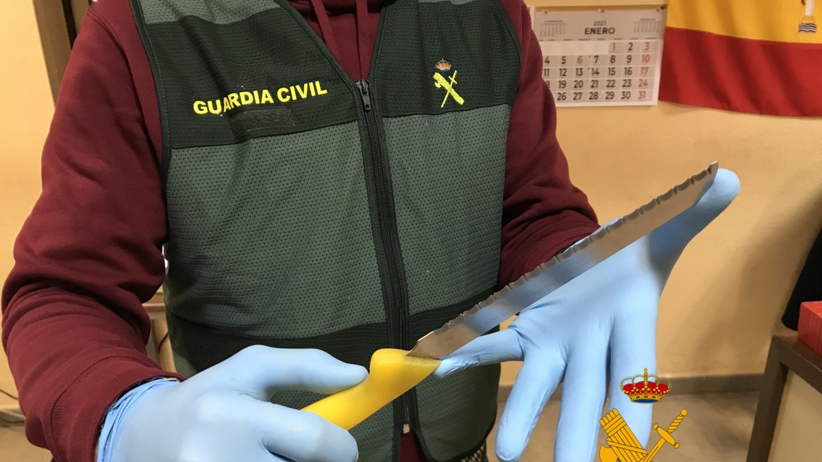 El cuchillo con el que el detenido agredió a su víctima.