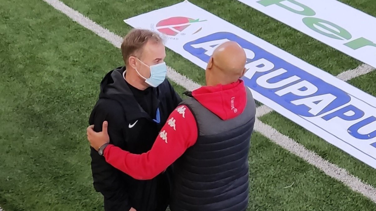 Sebas López con Medhi Nafti, entrenador del Lugo, en la Copa del Rey.