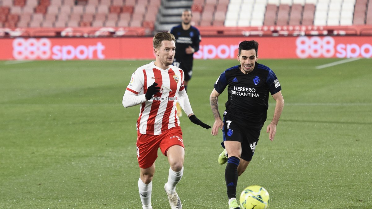 Iván Balliu con Gaspar en el Almería-Ponferradina.