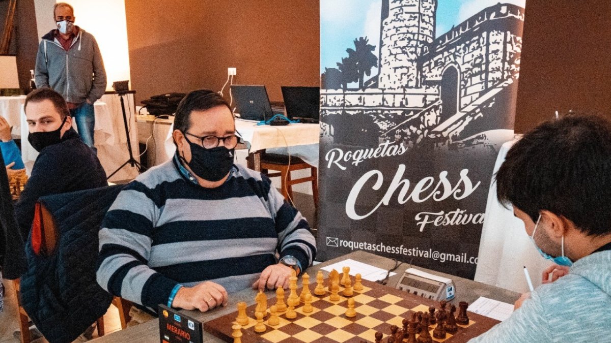 José Juan Rubí demostrando sus dotes de ajedrecista.