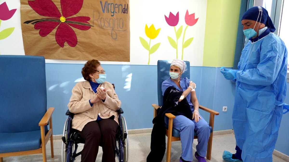 La vacuna llega a la residencia Virgen del Rosario de Roquetas.