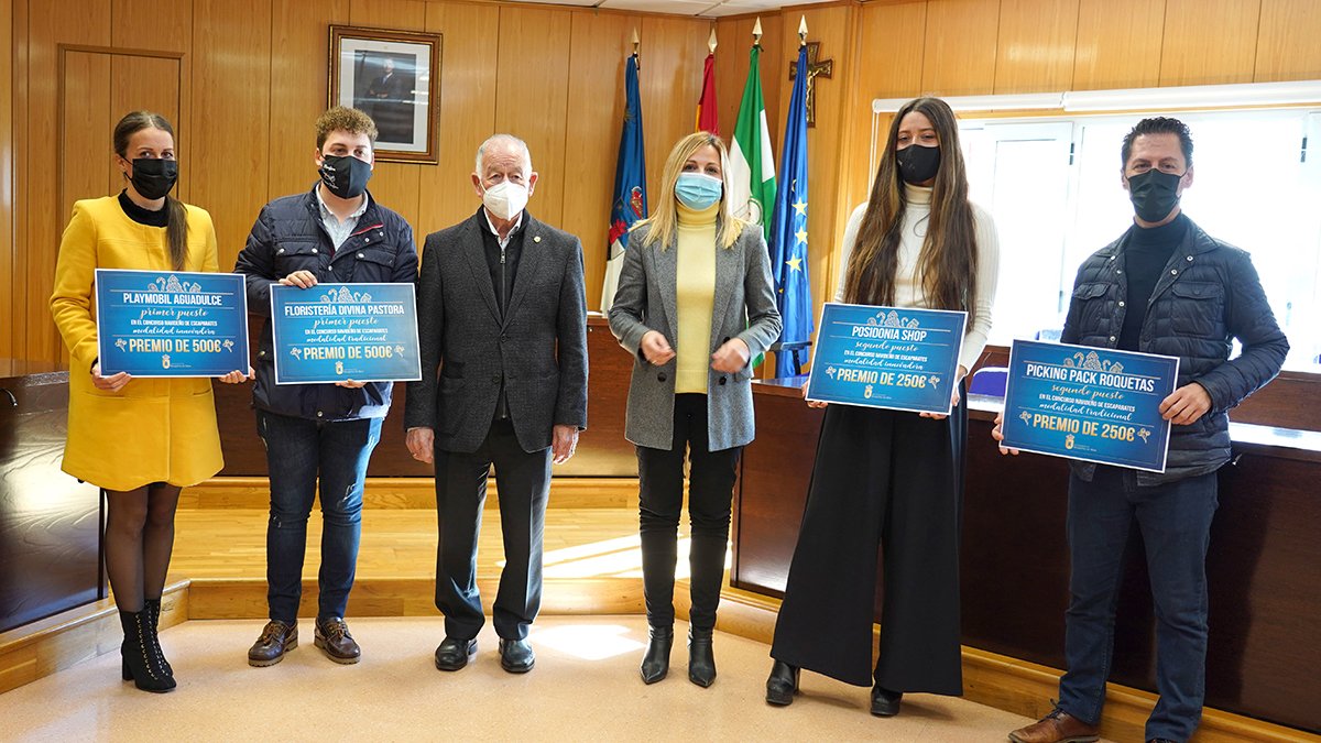 Ganadores del Concurso de Escaparates de Navidad recibiendo sus premios.
