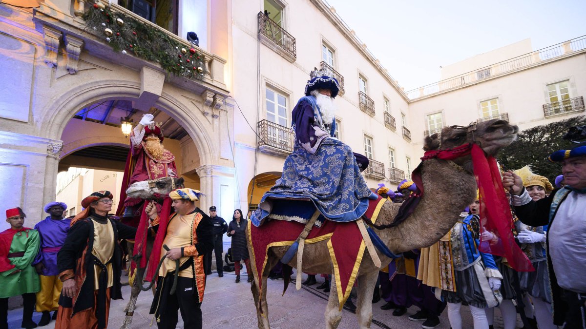 Los Reyes Magos, a su llegada a la Plaza Vieja de Almería en 2020.