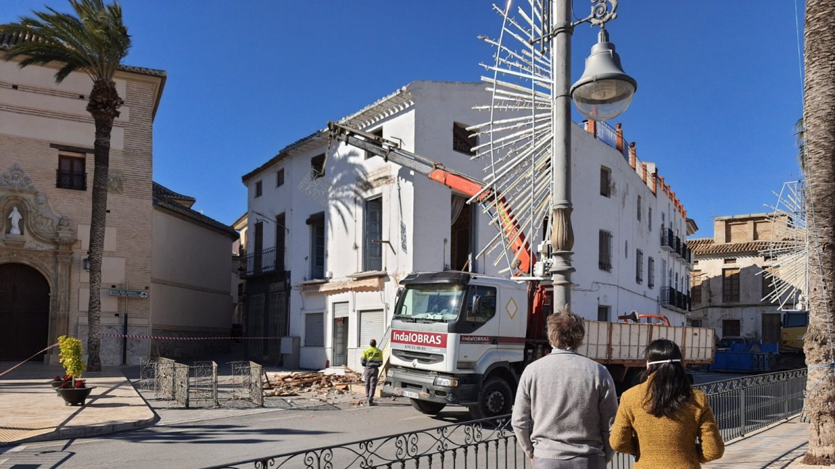Demolición de la Casa de Adolfo Juan, ayer en Albox. Foto: Pedro Soler.