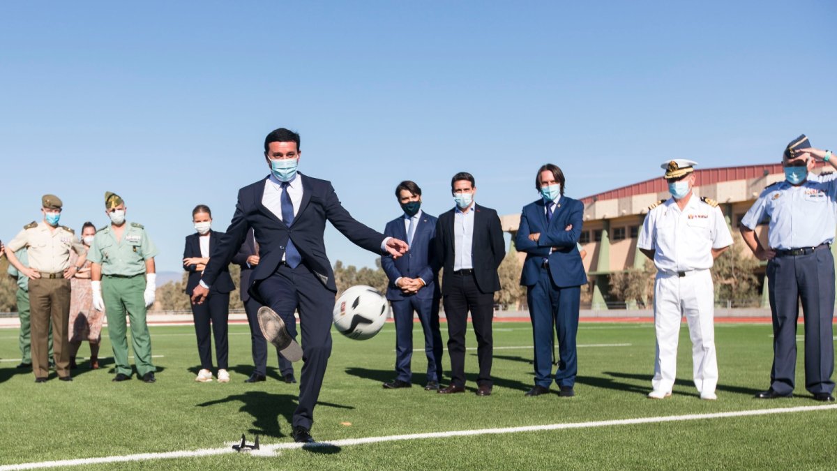 Saque de honor del presidente de la Diputación.