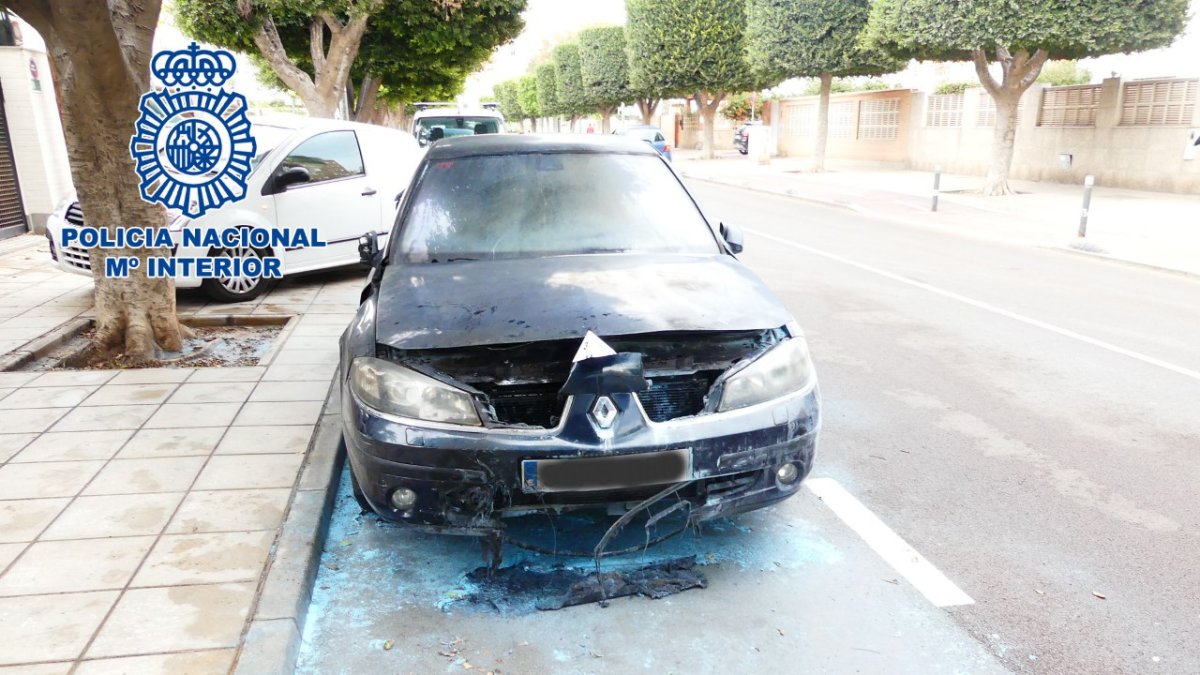 El coche quedó totalmente inservible por el fuego.