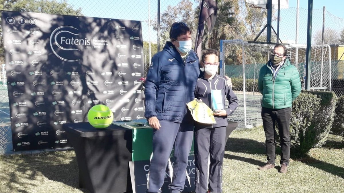 Paula Navarro mostrando sus trofeos.