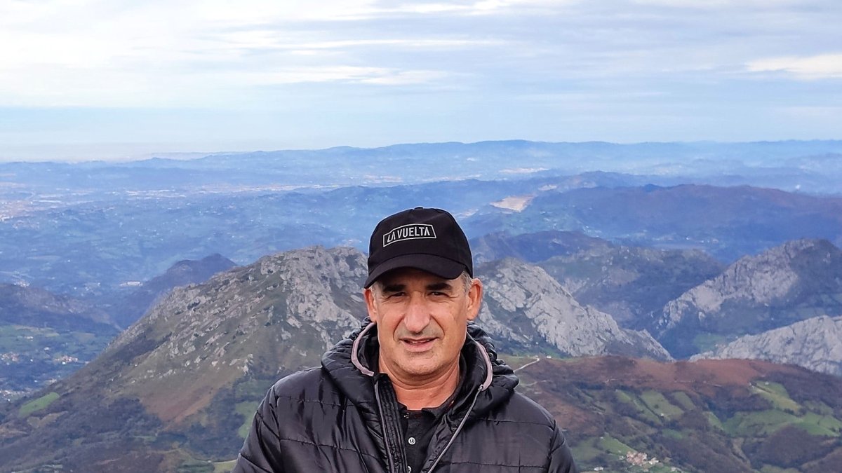 Juan Martínez Oliver ante el Angliru, en Asturias.