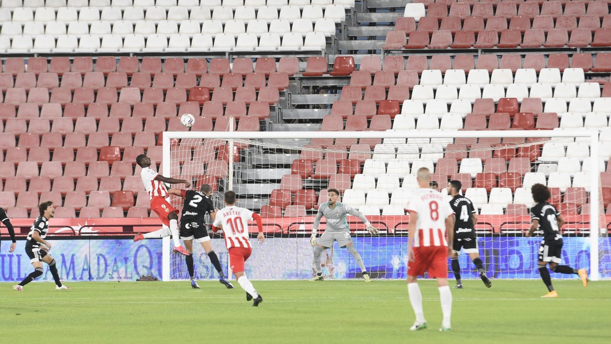 Umar Sadiq vuela alto en el Almería y suena en el mercado invernal.