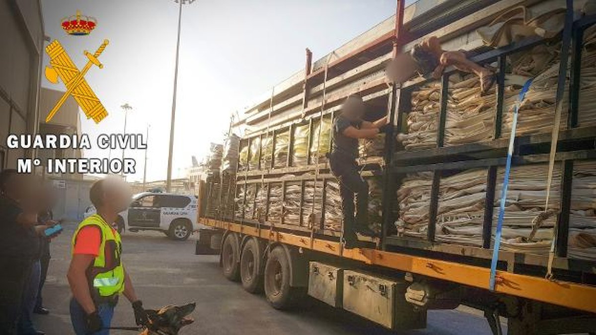 Camión en el que viajaba la persona rescatada.