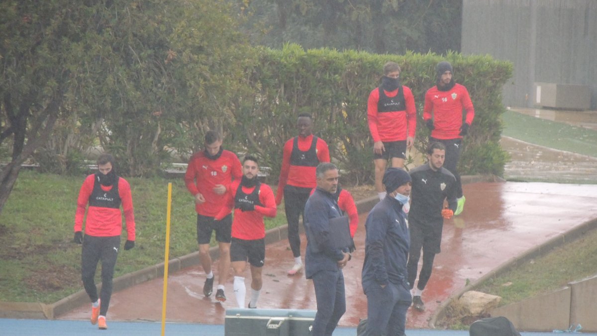 Los jugadores saltando al césped este jueves por la mañana.