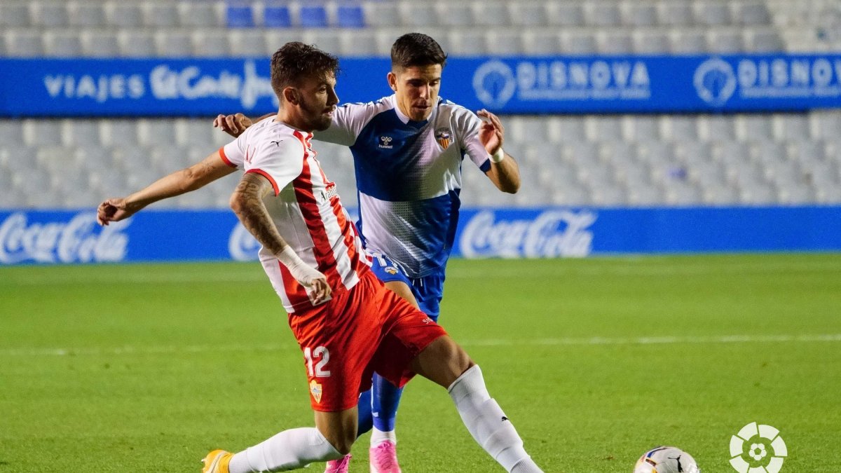 El lateral valenciano en una jugada ante el Sabadell en la Nova Creu Alta.