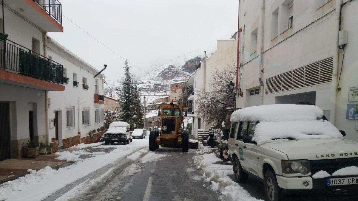 El servicio provincial de maquinaria continúa dando cobertura a los municipios.