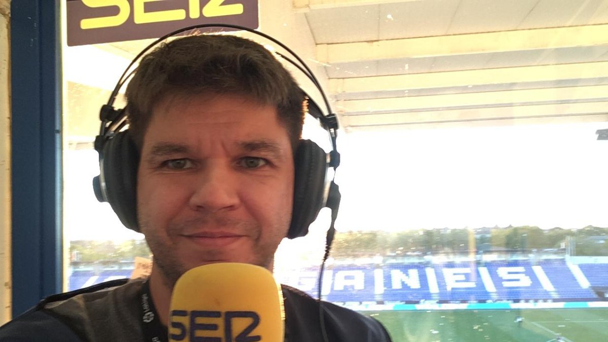 Óscar Egido en la cabina de la Cadena SER en Butarque.