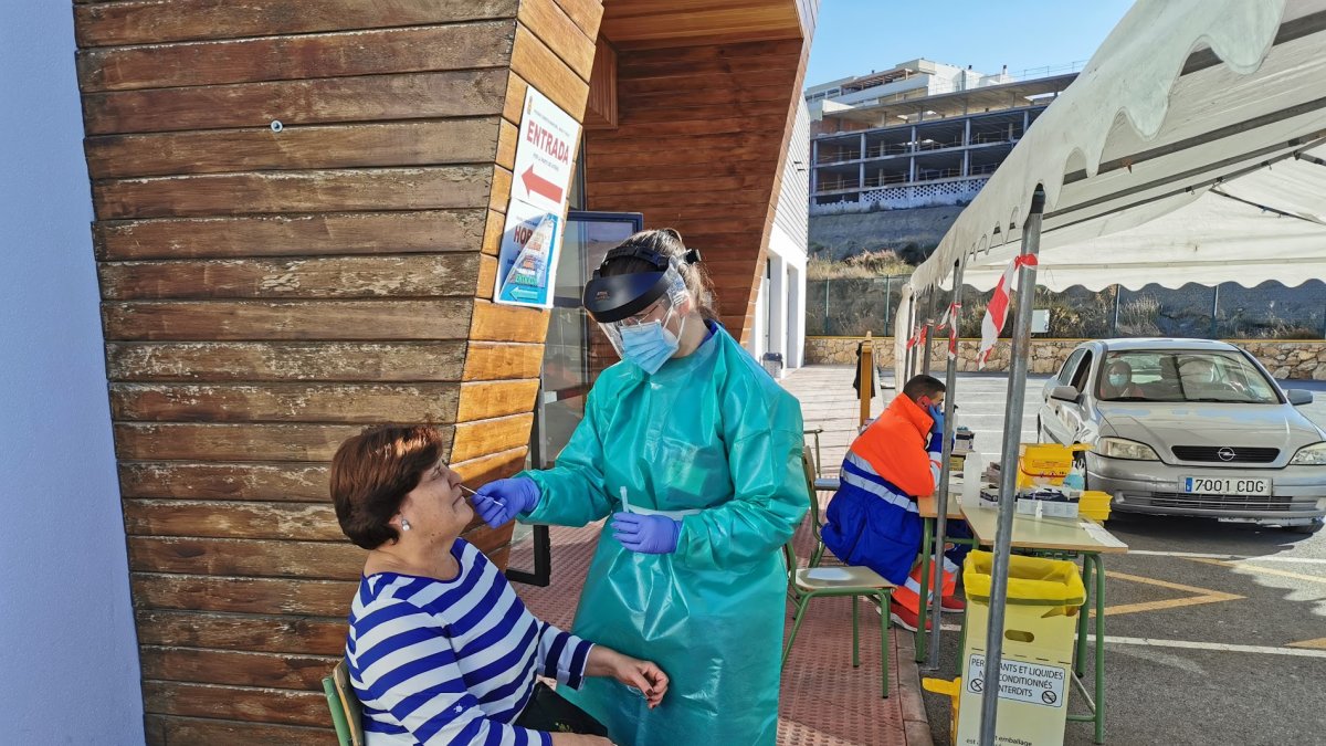 Una mujer se somete al test en el cribado de Albox.