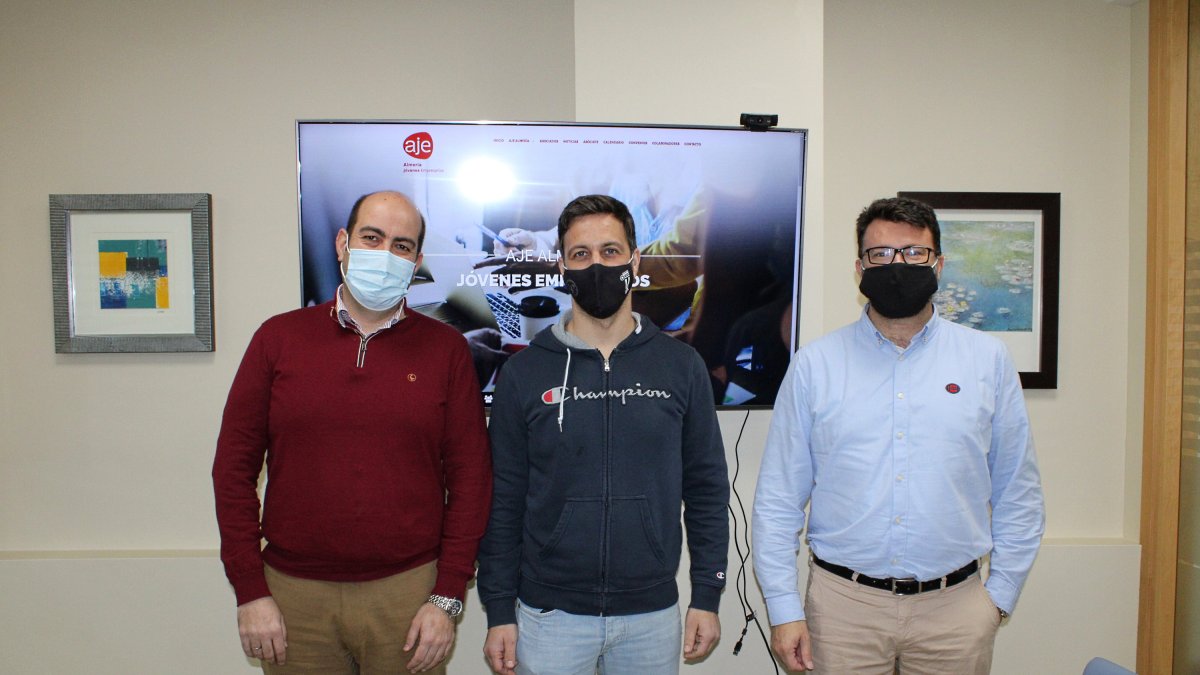 José González Sánchez, vicepresidente 1º; Antonio Jesús Fernández, presidente de AJE; y José Juan Carricondo, vicepresidente 2º.