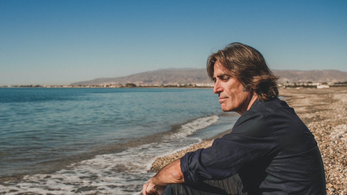 El terapeuta José Escánez, en la playa de El Alquián. Foto: Daniel Ortega