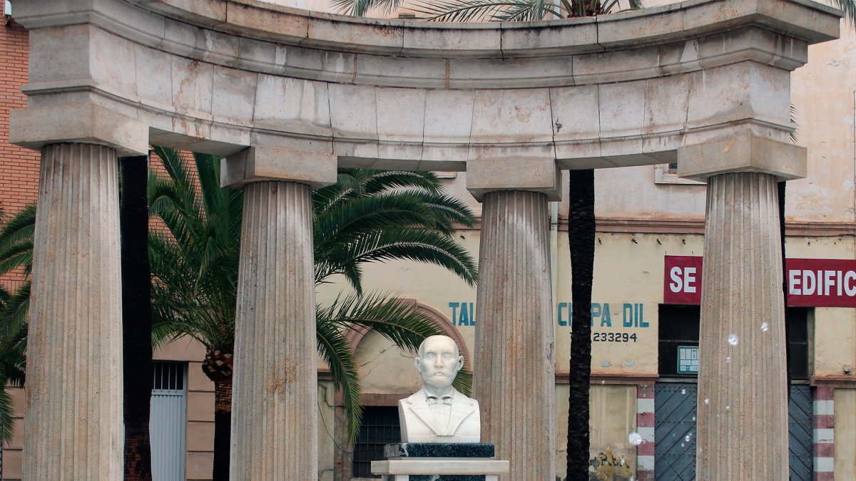 El busto de Nicolás Salmerón rodeado de un pórtico de columnas en el Parque Viejo.