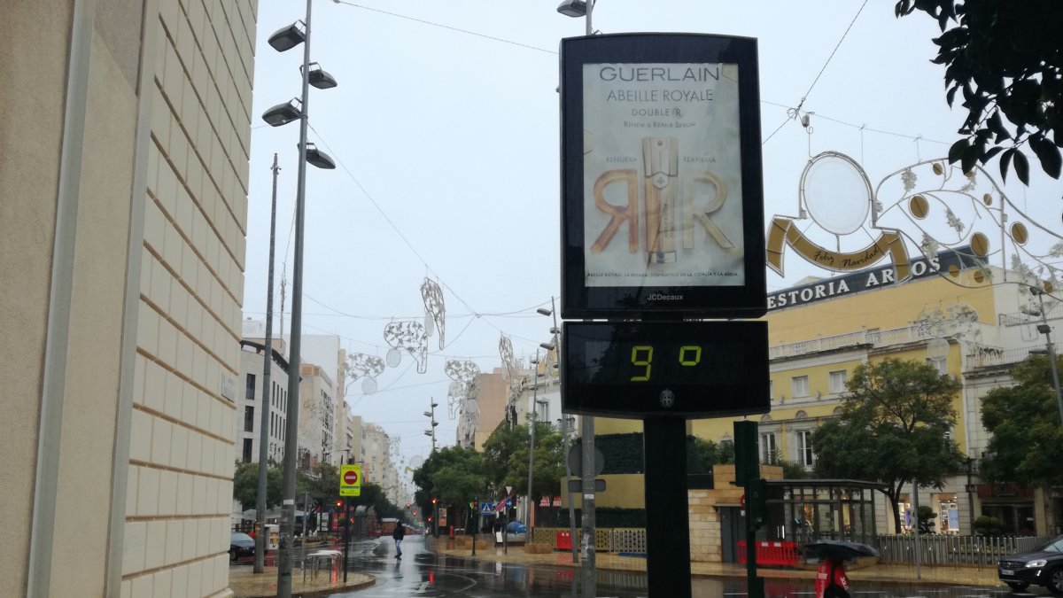 El termómetro marcando nueve grados en Almería capital.