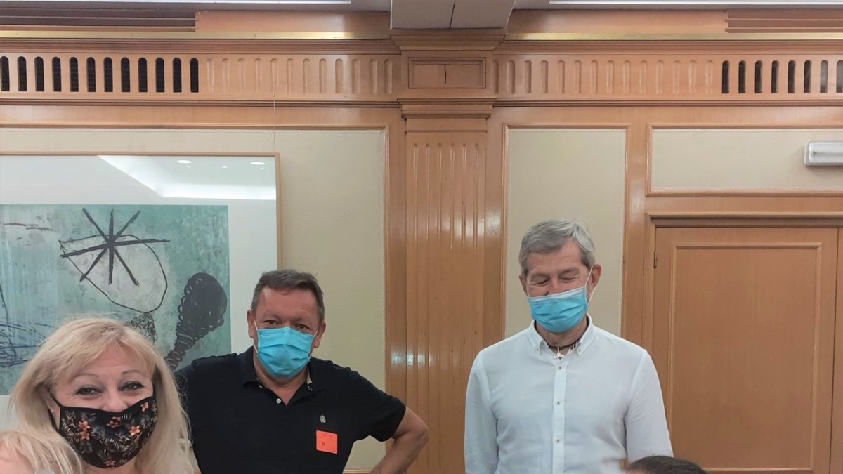 Rosa Hernanz (derecha) junto con Julio Rodríguez (UP) y otras víctimas de polio, durante su encierro en el Ministerio de Sanidad.