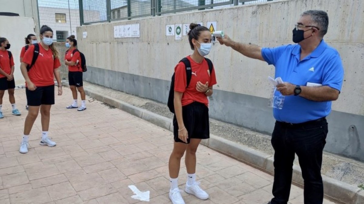 Las jugadoras del Almería llegando al Estadio.
