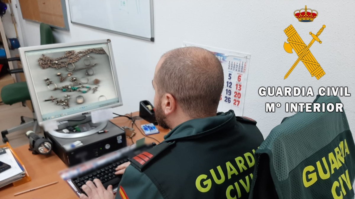 La Guardia Civil detuvo a la mujer que robó las joyas.