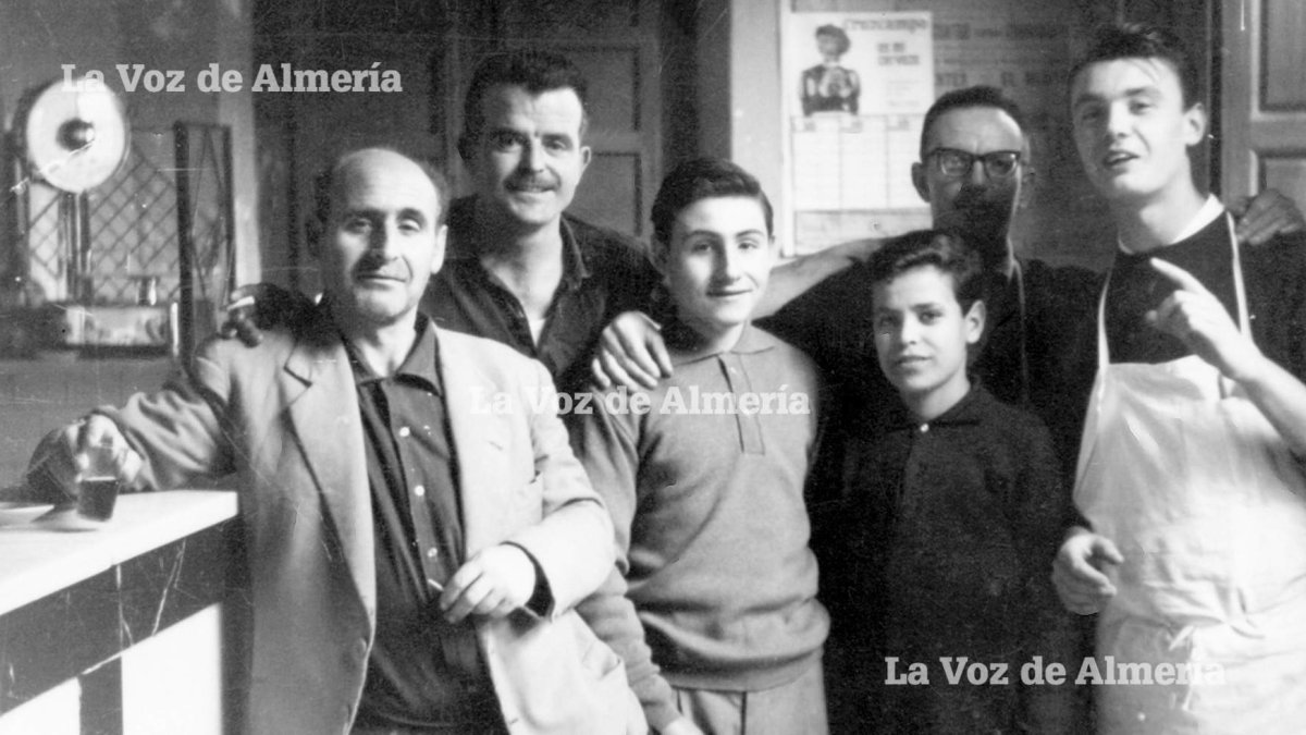 Juan García Cruz con su característico bigote y su peinado hacia atrás, cuando formaba parte de la plantilla del bar Casa Puga.