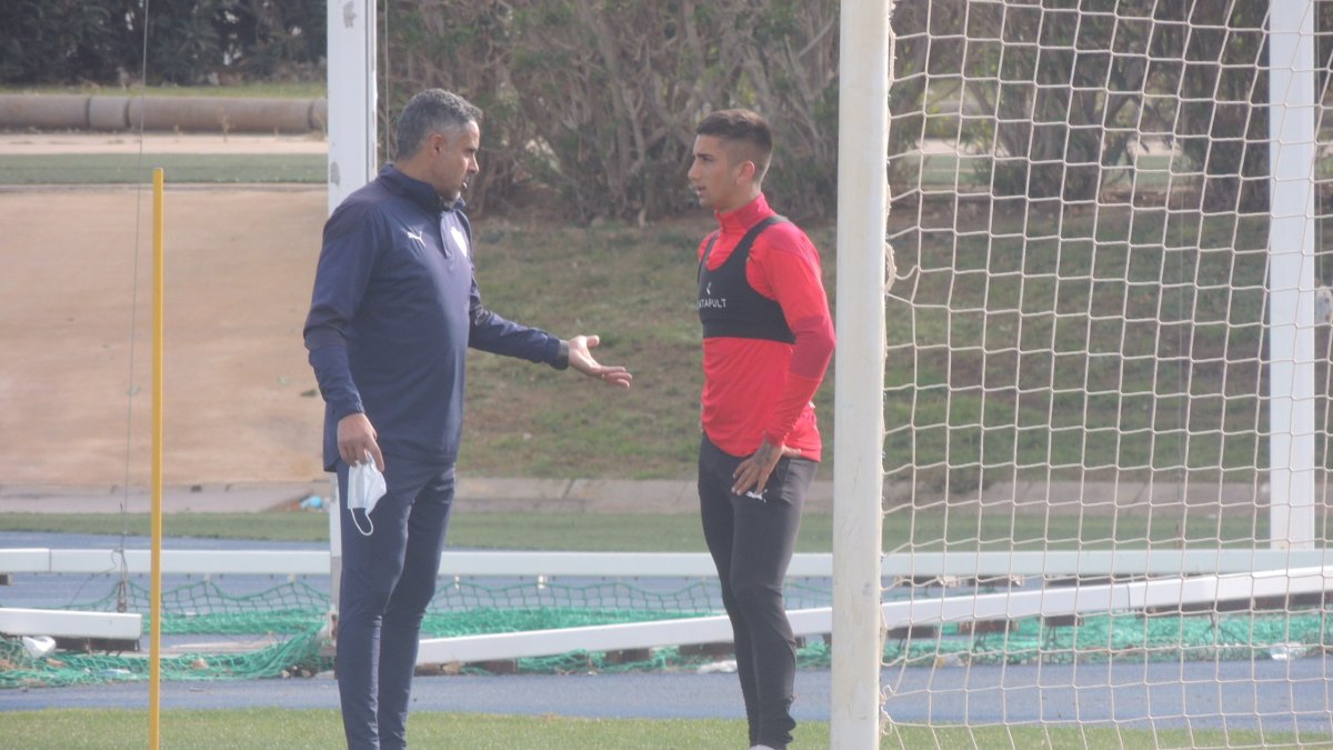 José Gomes habla con Cristian Olivera.