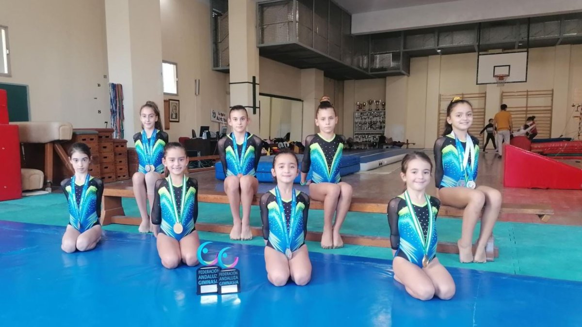 Equipo GAF La Salle posando con sus trofeos.