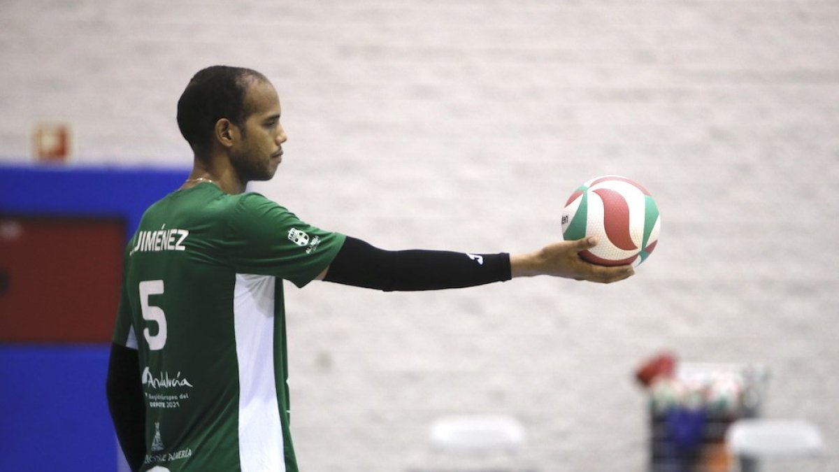 El jugador ahorrador preparado para el saque.