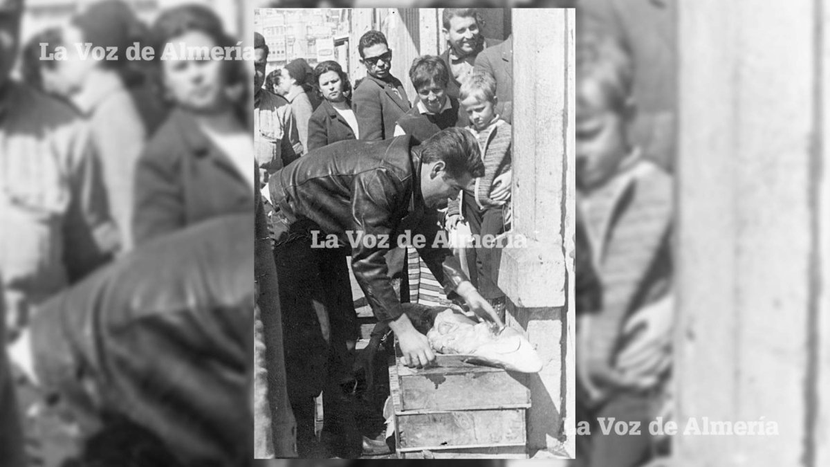 Federico Beltrán Martínez, el Federo, abriendo una pieza en la puerta de la plaza antigua del pescado, en la calle del Obispo Orberá.