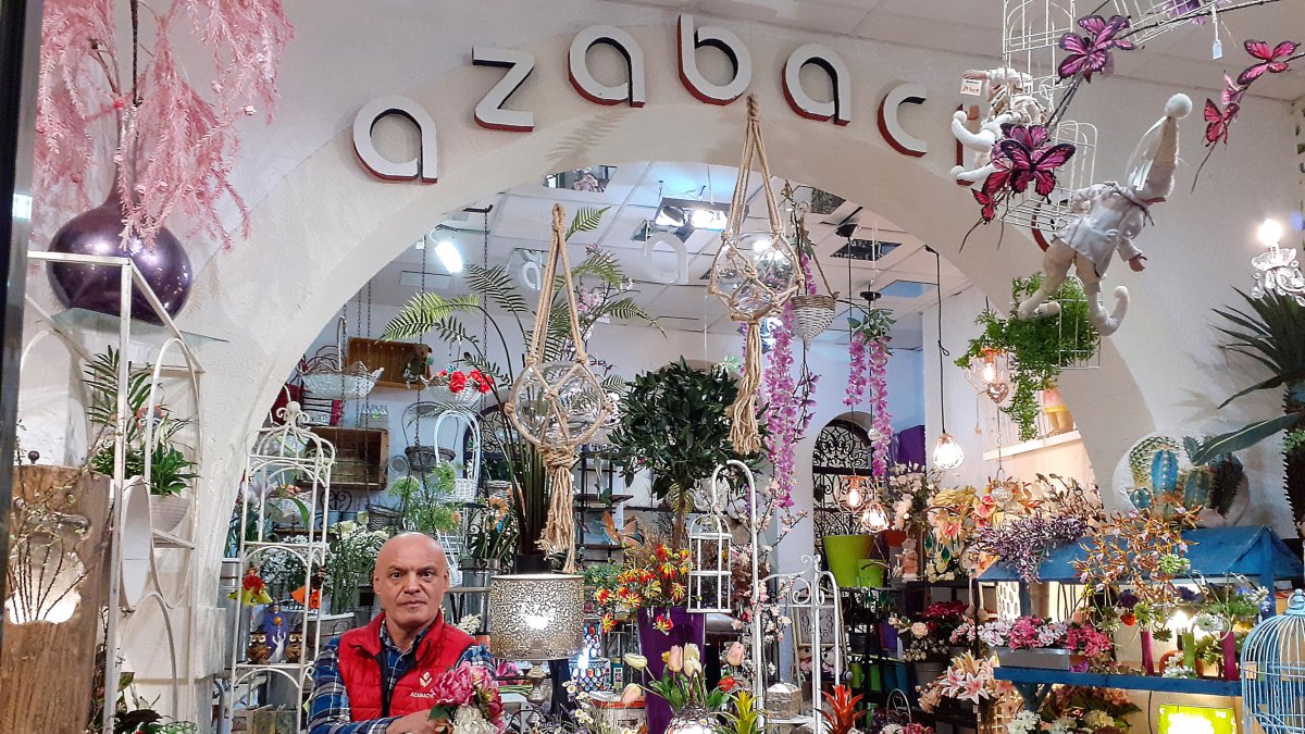 Paco Valdivia en su establecimiento, Azabache Arte Floral.