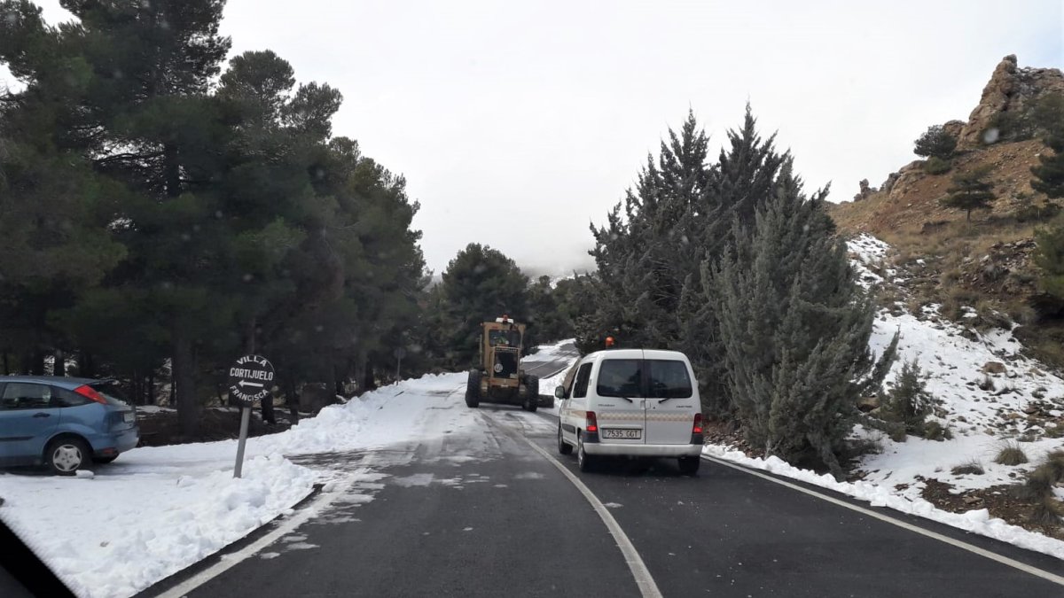 La Diputación mantiene activo el dispositivo para limpiar de nieve las carreteras