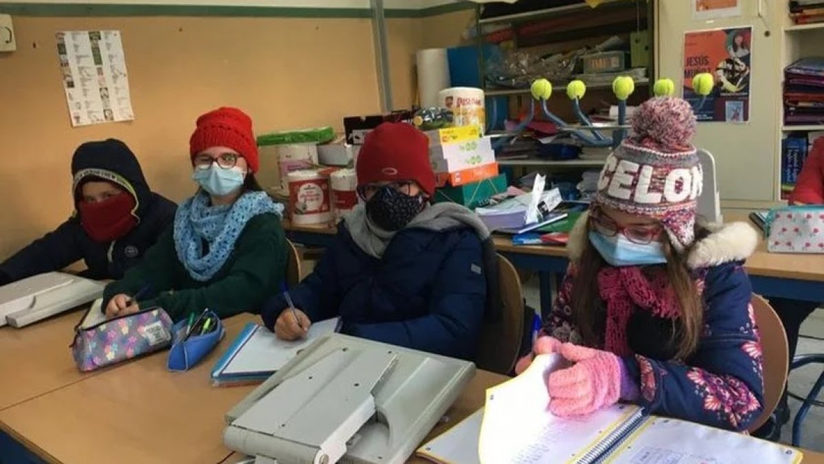 Alumnos almerienses en clase durante el temporal.