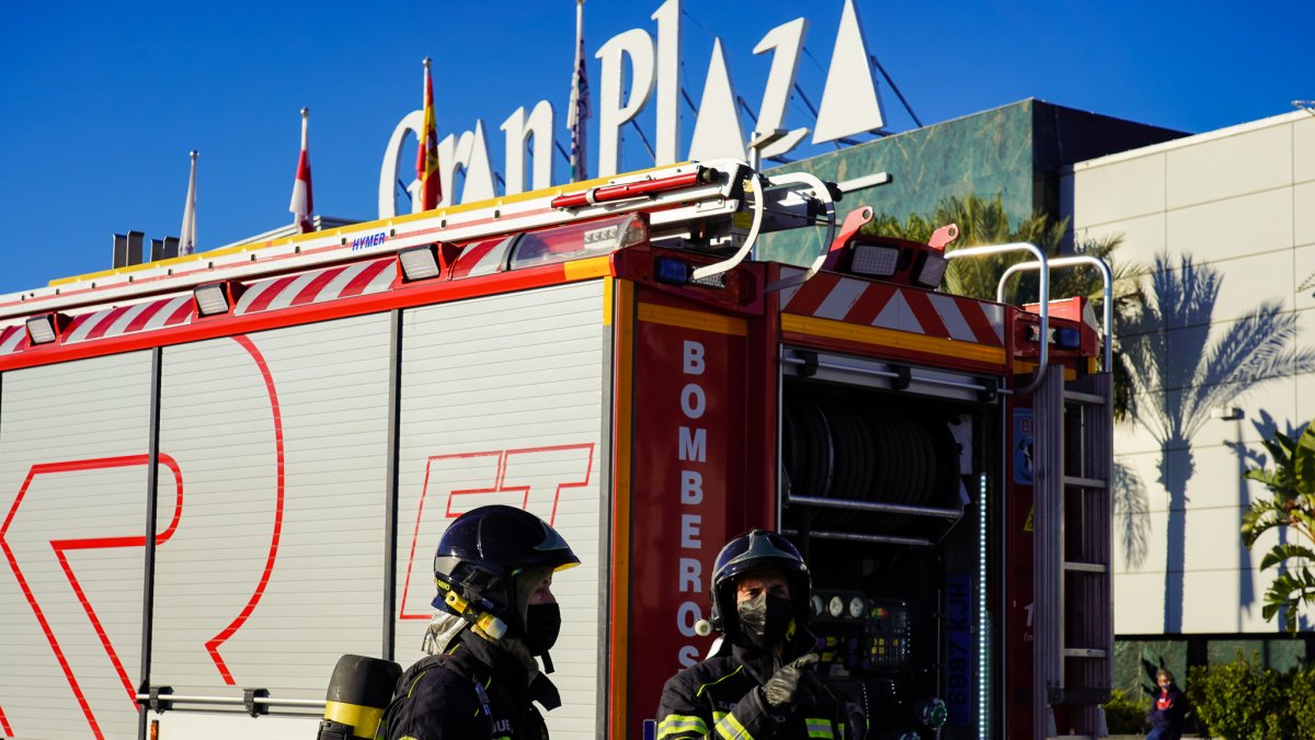 Los bomberos, en el simulacro de incendio en el Gran Plaza de Roquetas de Mar.