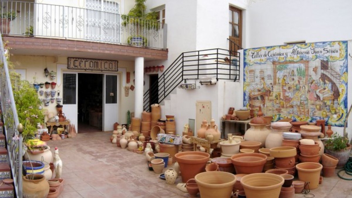 La tradición alfarera, con una gran huella morisca, quizá sea la más característica de la zona.
