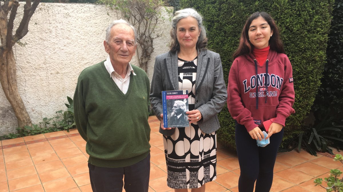 José Carmona, ofelia Siret, con un libro de su bisabuelo arqueólogo, e Isabella Siret.