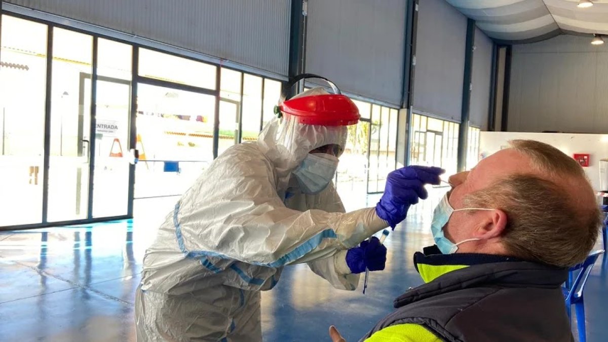 Un almeriense se somete a un test de antígenos.