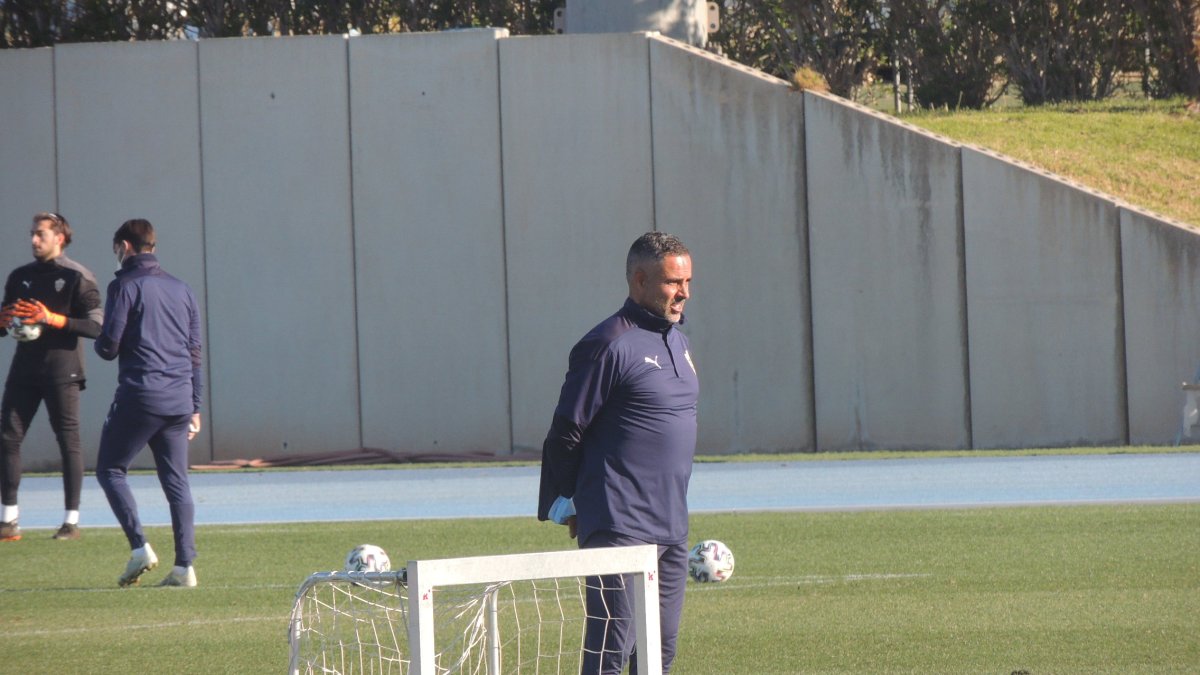José Gomes en el entrenamiento de este jueves en el Anexo.