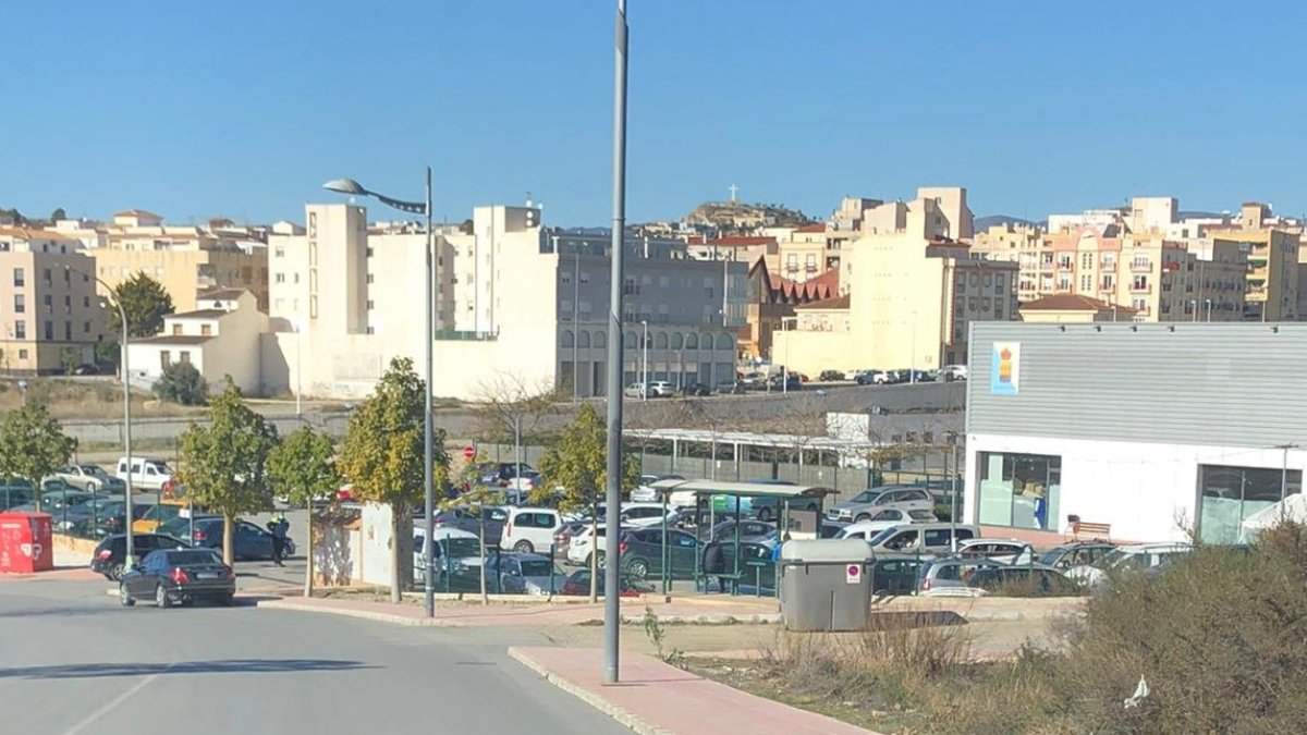 Coches en el Centro de Agua y Salud, donde se realizan las pruebas rápidas en el espacio Autocovid.