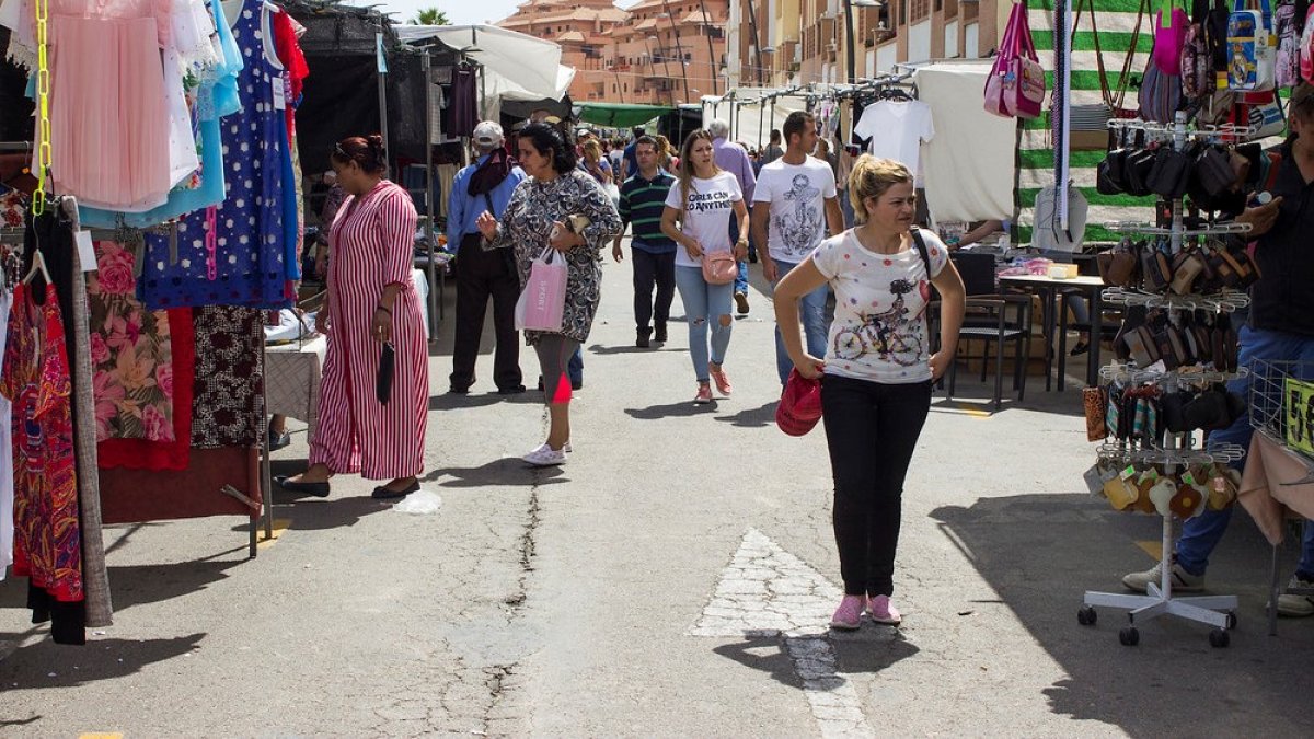 Imagen de archivo del mercadillo de Roquetas de Mar. Foto: Ayuntamiento de Roquetas.
