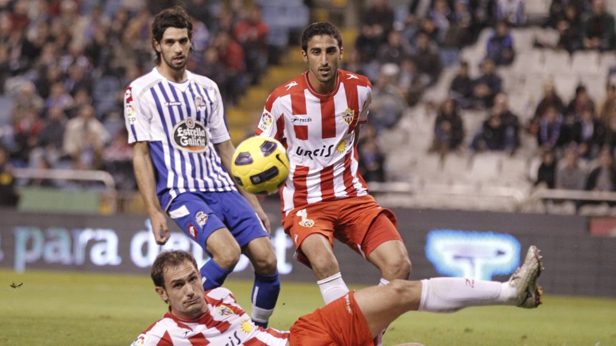 Carlos García y Hernán Pellerano en el Deportivo-Almería de Copa en 2011.