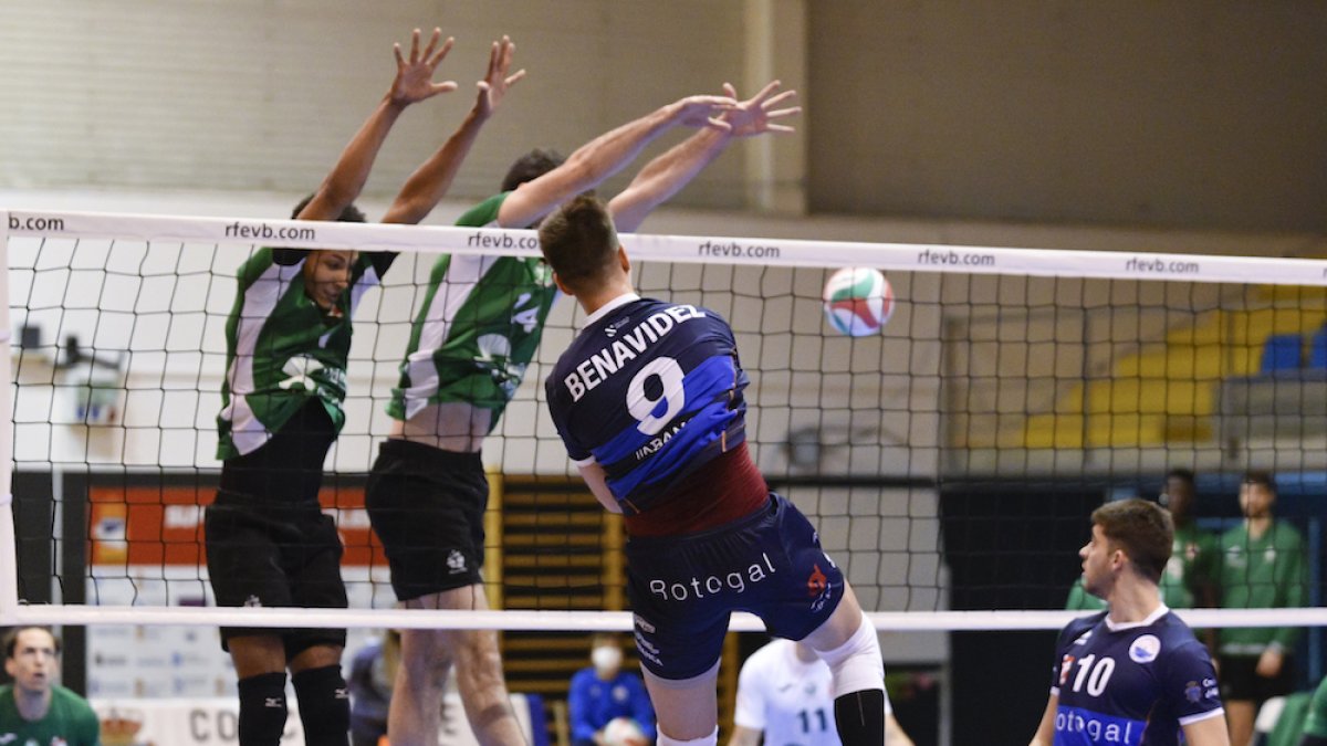 Rotogal Boiro y Unicaja Costa de Almería en el partido de la primera vuelta.