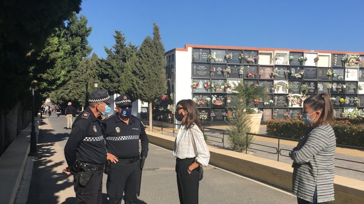 Sacramento Sánchez durante una visita al cementerio