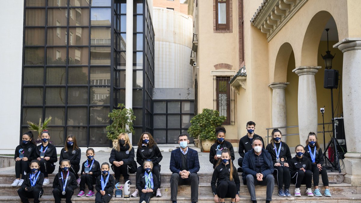 El alcalde con las campeonas.