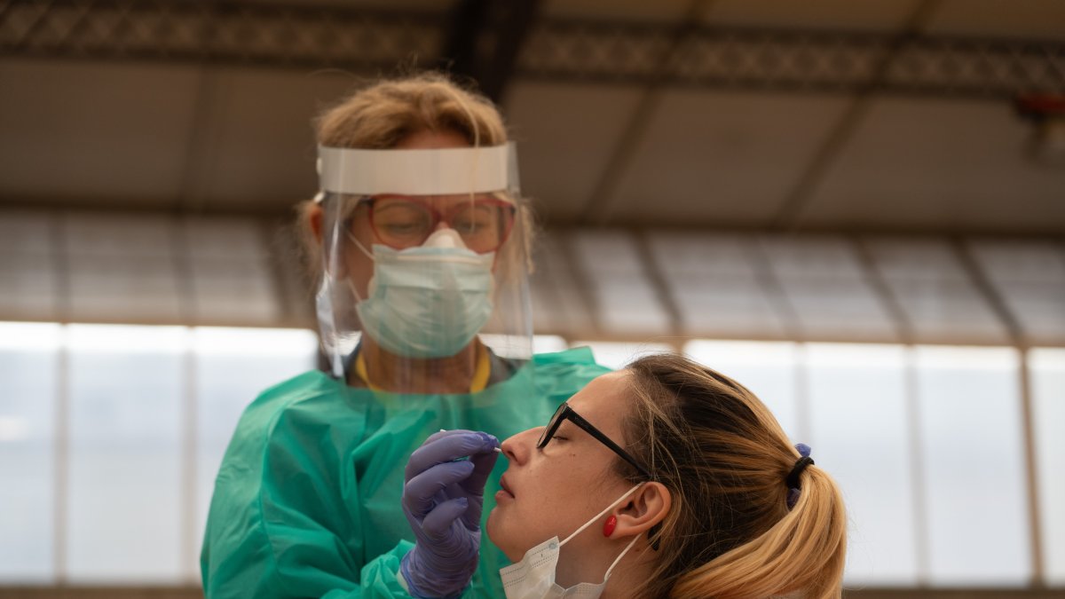 Una enfermera toma muestras a una mujer para un test del coronavirus.