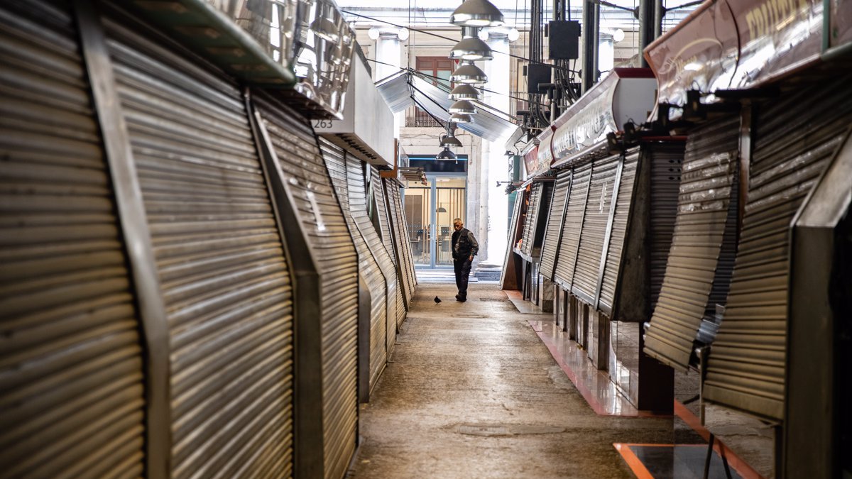 La Junta cierra toda la actividad no esencial en 18 municipios almerienses.