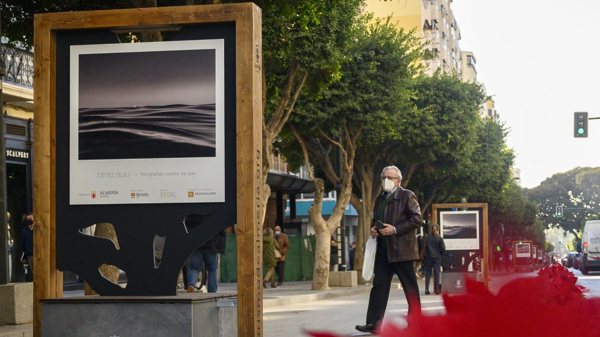 Una de las imágenes que pueden verse en el Paseo de Almería.