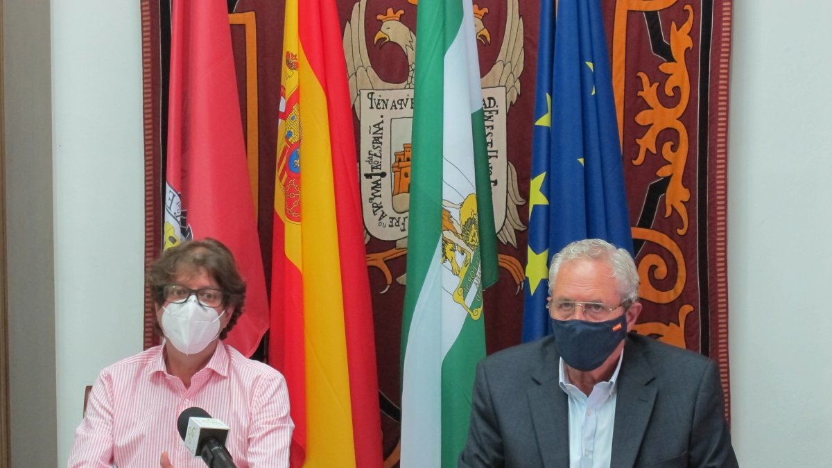 Alfonso Pérez, concejal de Haciendo (izquierda) junto al alcalde, José Carmelo Jorge Blanco.